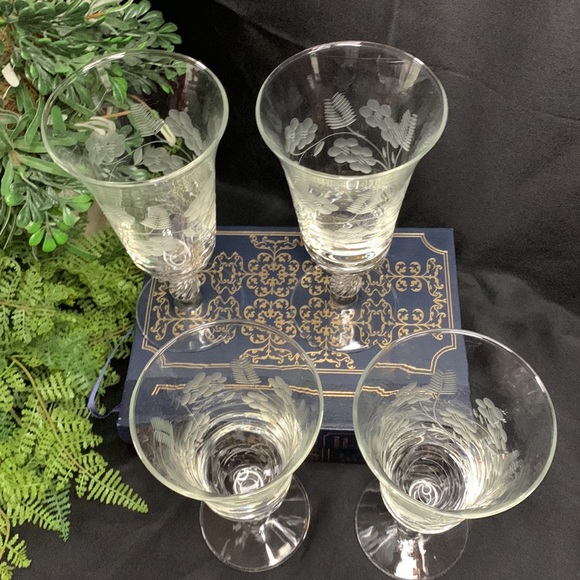Stunning set of 4 floral and fern etched glass wine / water goblets - Picture 8 of 11